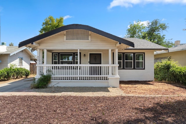 4112 E Platt Ave, Fresno, CA 93702 - bungalow-style home featuring a porch