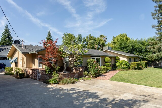 450 W Alluvial Ave, Clovis, CA 93611 - ranch-style home with a front yard, stone siding, and stucco siding
