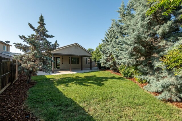 3083 N Stanley Ave, Fresno, CA 93737 - view of yard with a patio area