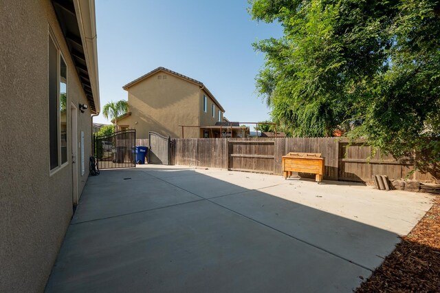 3083 N Stanley Ave, Fresno, CA 93737 - view of patio / terrace with a gate