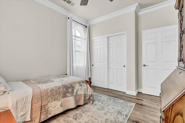 1281 W Walter Ave Unit 15, Fowler, CA 93625 - bedroom with crown molding, wood finished floors, a closet, a ceiling fan, and baseboards