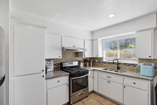2316 S Kirk St, Fresno, CA 93706 - kitchen with gas range, a sink, under cabinet range hood, backsplash, and recessed lighting