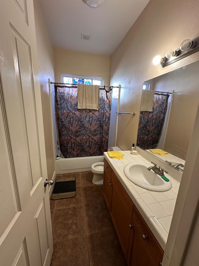 5804 W Chennault Ave, Fresno, CA 93722 - full bath featuring vanity, shower / tub combo with curtain, toilet, and tile patterned flooring