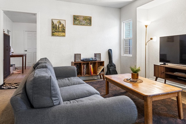 1586 N Calaveras St, Fresno, CA 93728 - carpeted living area featuring a textured wall