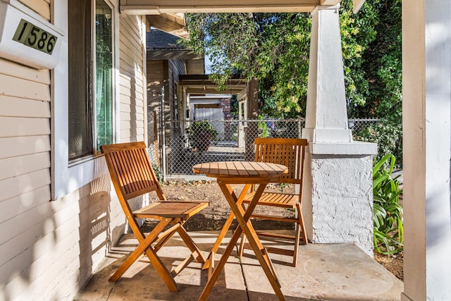 1586 N Calaveras St, Fresno, CA 93728 - view of porch
