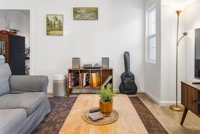 1586 N Calaveras St, Fresno, CA 93728 - carpeted living area featuring baseboards