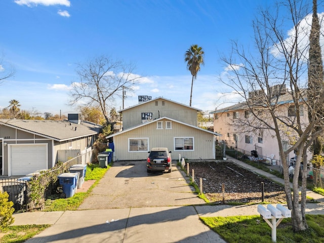 548 N Fisher St, Fresno, CA 93702 - view of front facade featuring asphalt driveway
