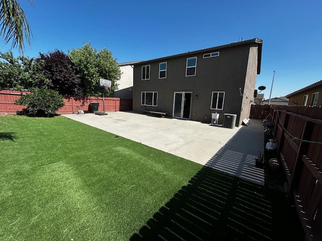 5795 E Beck Ave, Fresno, CA 93727 - back of property with stucco siding and a patio area