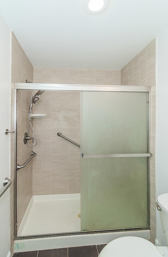 709 Keith St, Lemoore, CA 93245 - full bathroom with toilet and a tile shower
