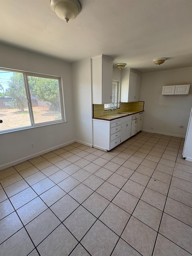 4664 E Browne St, Fresno, CA 93703 - kitchen featuring tasteful backsplash, light tile patterned floors, and baseboards