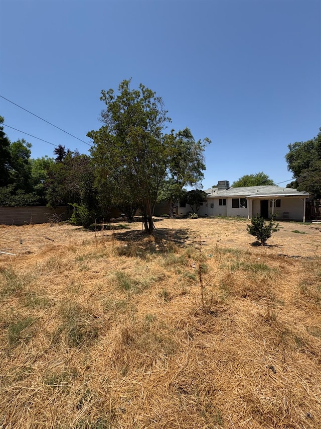 4664 E Browne St, Fresno, CA 93703 - view of yard