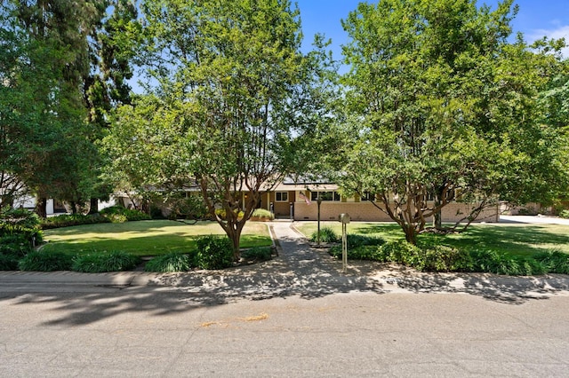 5835 E Hamilton Ave, Fresno, CA 93727 - view of front of house with a front yard