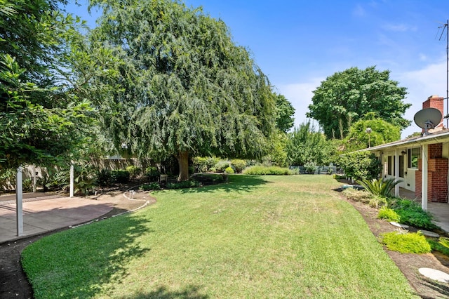 5835 E Hamilton Ave, Fresno, CA 93727 - view of yard featuring a patio