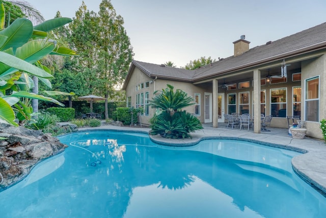 1223 E Rosemont Ln, Fresno, CA 93730 - outdoor pool with a ceiling fan, a patio area, and outdoor dining space