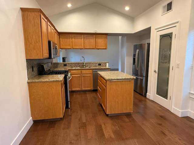 9850 N Winery Ave, Fresno, CA 93720 - kitchen with appliances with stainless steel finishes, a sink, a center island, lofted ceiling, and dark wood-style floors