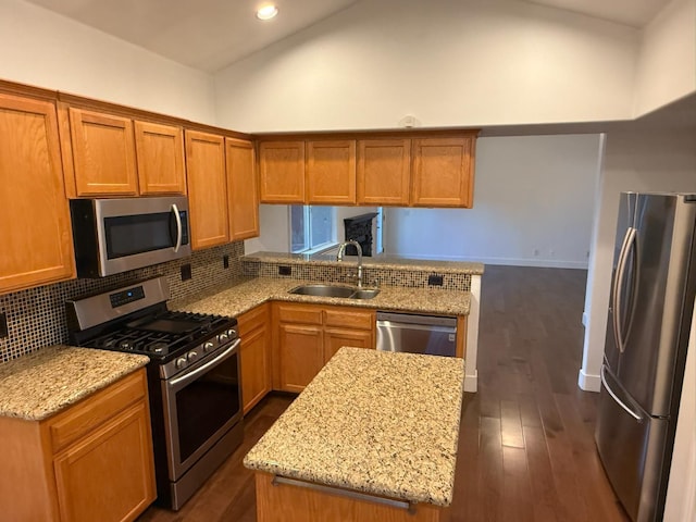 9850 N Winery Ave, Fresno, CA 93720 - kitchen featuring appliances with stainless steel finishes, a sink, lofted ceiling, a peninsula, and dark wood finished floors