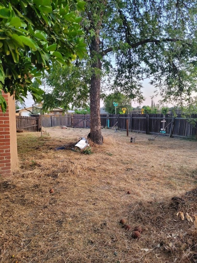 4531 E Fedora Ave, Fresno, CA 93726 - view of yard