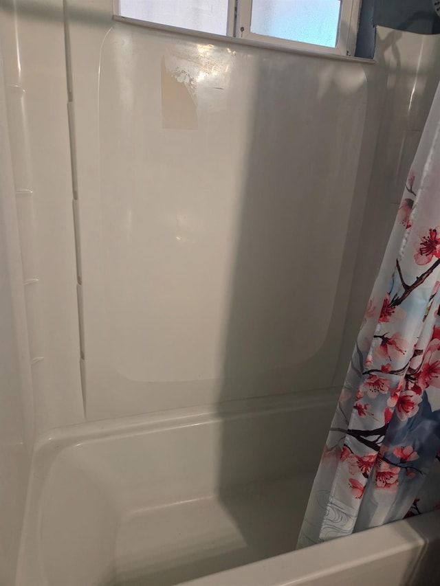 4531 E Fedora Ave, Fresno, CA 93726 - full bath featuring shower / tub combo with curtain