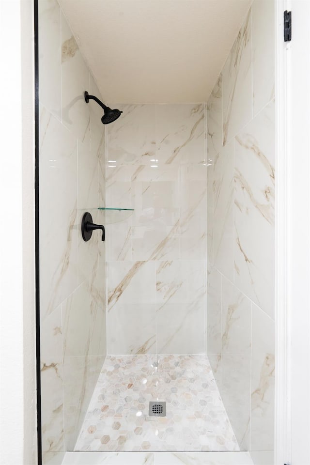 1707 Douglas Ave, Clovis, CA 93611 - bathroom featuring tiled shower