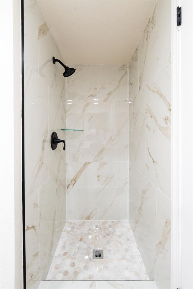 1707 Douglas Ave, Clovis, CA 93611 - full bath featuring tiled shower