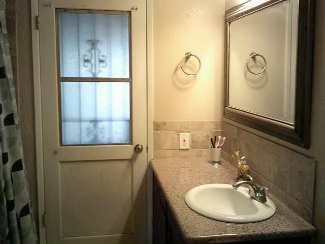 582 N Academy Ave, Sanger, CA 93657 - bathroom featuring vanity