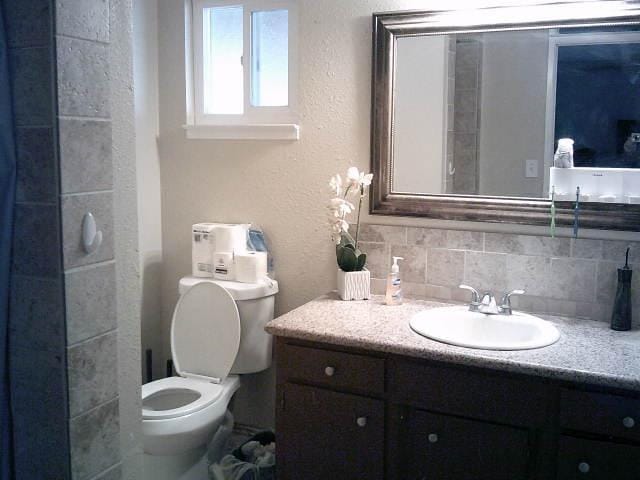 582 N Academy Ave, Sanger, CA 93657 - bathroom featuring vanity and toilet