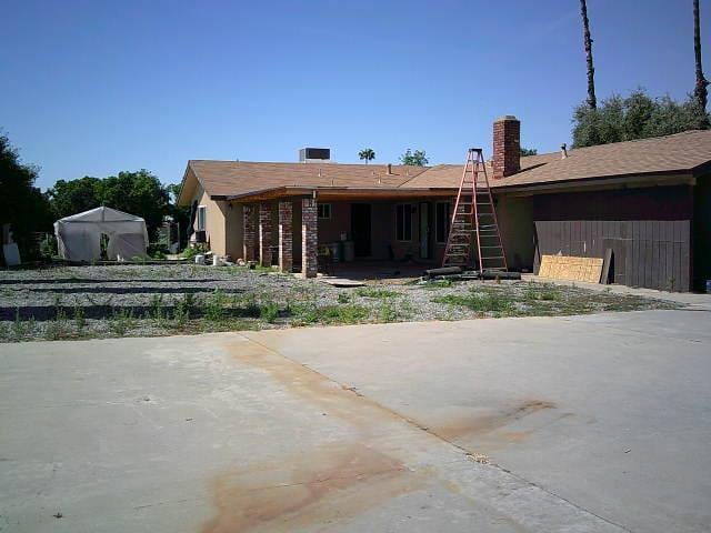 582 N Academy Ave, Sanger, CA 93657 - back of property featuring a chimney
