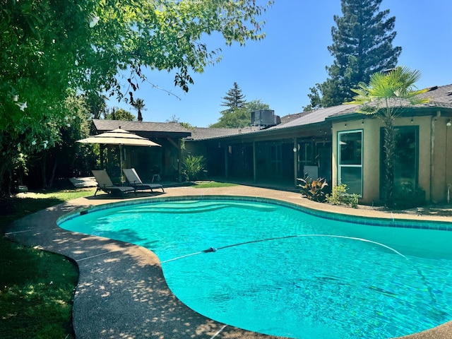 8866 N Ione Ave, Fresno, CA 93720 - swimming pool with a patio