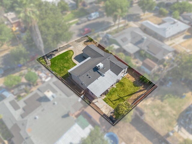 2543 E Ashcroft Ave, Fresno, CA 93726 - aerial overview of property's location featuring property boundaries highlighted