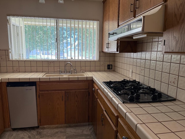 336 Walnut Ave, Coalinga, CA 93210 - kitchen with a sink, black gas stovetop, backsplash, and dishwasher