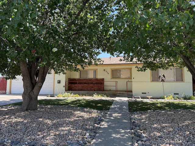 336 Walnut Ave, Coalinga, CA 93210 - view of front of home featuring crawl space and a garage