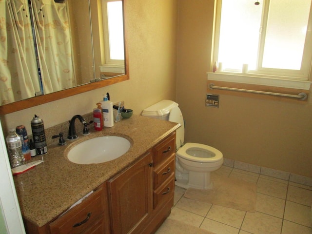 2725 E Normal Ave, Fresno, CA 93703 - full bath featuring toilet, tile patterned floors, vanity, and curtained shower