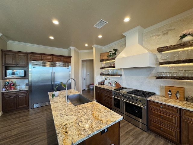 13390 E Falcon Mdw, Clovis, CA 93619 - kitchen featuring high end appliances, a sink, premium range hood, dark wood-style flooring, and recessed lighting