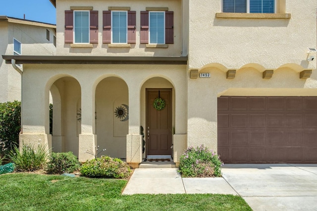 7452 E Giavanna Ave, Fresno, CA 93737 - view of front of property with stucco siding, concrete driveway, and a garage