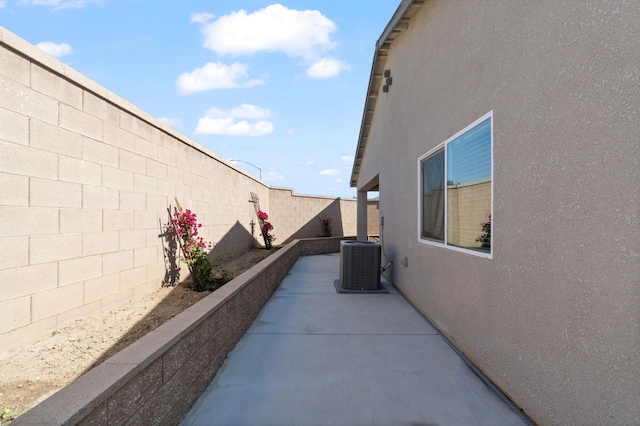 987 S Filbert Ave, Fresno, CA 93727 - fenced backyard with central AC unit and a patio