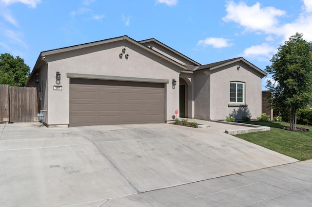 987 S Filbert Ave, Fresno, CA 93727 - single story home featuring an attached garage, stucco siding, and concrete driveway