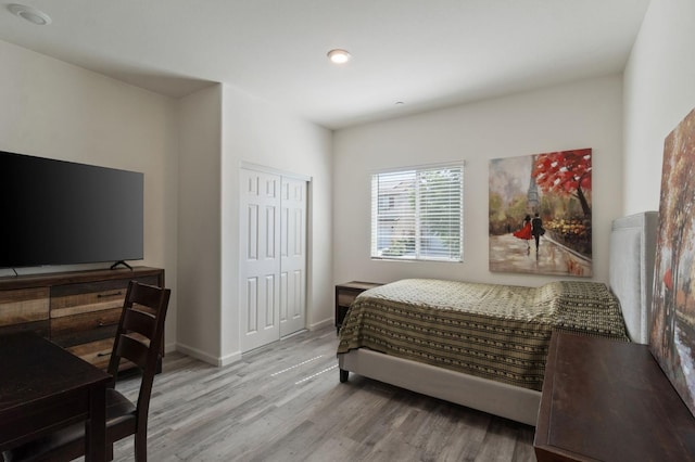 987 S Filbert Ave, Fresno, CA 93727 - bedroom featuring wood finished floors, a closet, baseboards, and recessed lighting