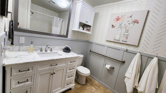 55062 Oak Crest Ct, Wishon, CA 93669 - bathroom featuring vanity, toilet, a shower with shower curtain, and a decorative wall
