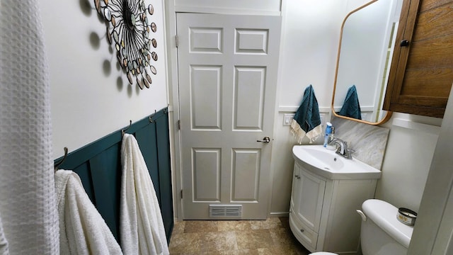 55062 Oak Crest Ct, Wishon, CA 93669 - half bath with vanity, toilet, and wainscoting