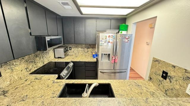 5455 N Marty Ave Unit 111, Fresno, CA 93711 - kitchen featuring stainless steel appliances, backsplash, a sink, and gray cabinets