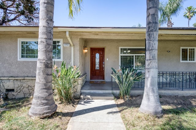 5753 N 7th St, Fresno, CA 93710 - view of exterior entry with stucco siding and a porch