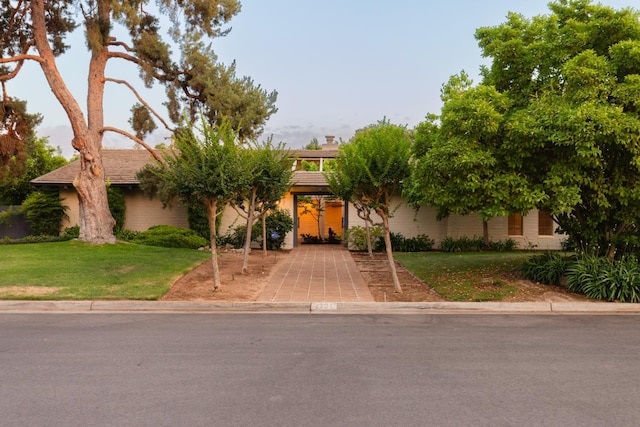 2331 W Celeste Ave, Fresno, CA 93711 - obstructed view of property with a front yard