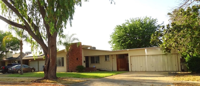 4457 E Brown Ave, Fresno, CA 93703 - single story home with driveway, stucco siding, and a front yard