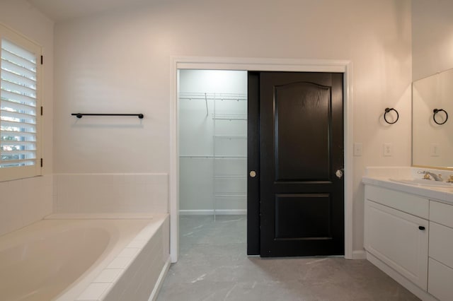 10485 N Sinclair Cir, Fresno, CA 93730 - full bath featuring vanity, a bath, and a spacious closet