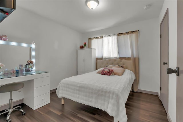 650 Tulare St, Parlier, CA 93648 - bedroom featuring dark wood-type flooring, baseboards, and a desk