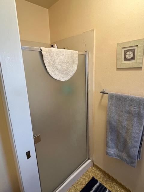 1173 Menlo Ave, Clovis, CA 93612 - bathroom with a stall shower