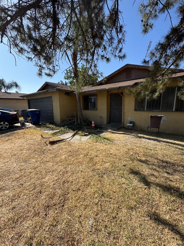 1546 W Orleans Ave, Fresno, CA 93706 - ranch-style home with an attached garage, a front lawn, and stucco siding