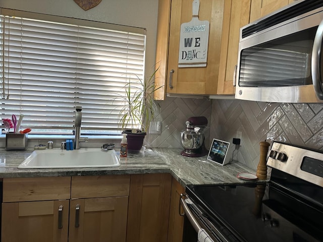 4885 N Backer Ave Unit 148, Fresno, CA 93726 - kitchen featuring stainless steel appliances, a sink, and backsplash