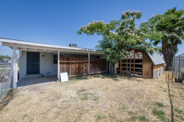 3722 N Hammel Way, Fresno, CA 93727 - view of yard featuring an outbuilding