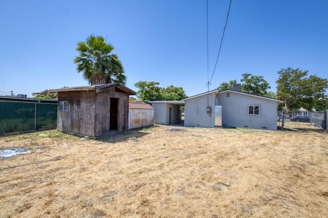 3722 N Hammel Way, Fresno, CA 93727 - rear view of house with an outdoor structure